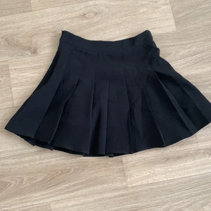 Svart tenniskjol - Svart tenniskjol från shein, storlek 36, nästan aldrig använd.