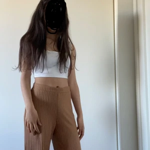 Bruna byxor -  100kr Säljer dessa super fina lätta sommar byxor för endast 100kr + frakt. Tyvärr så är den inte min stil längre. Inga defekter och är endast testade. 