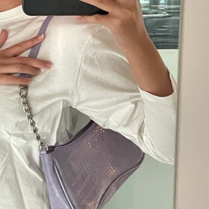 Shein-lila väska - En lila axelväska i plast med en liten silvrig  kedja 💜👜