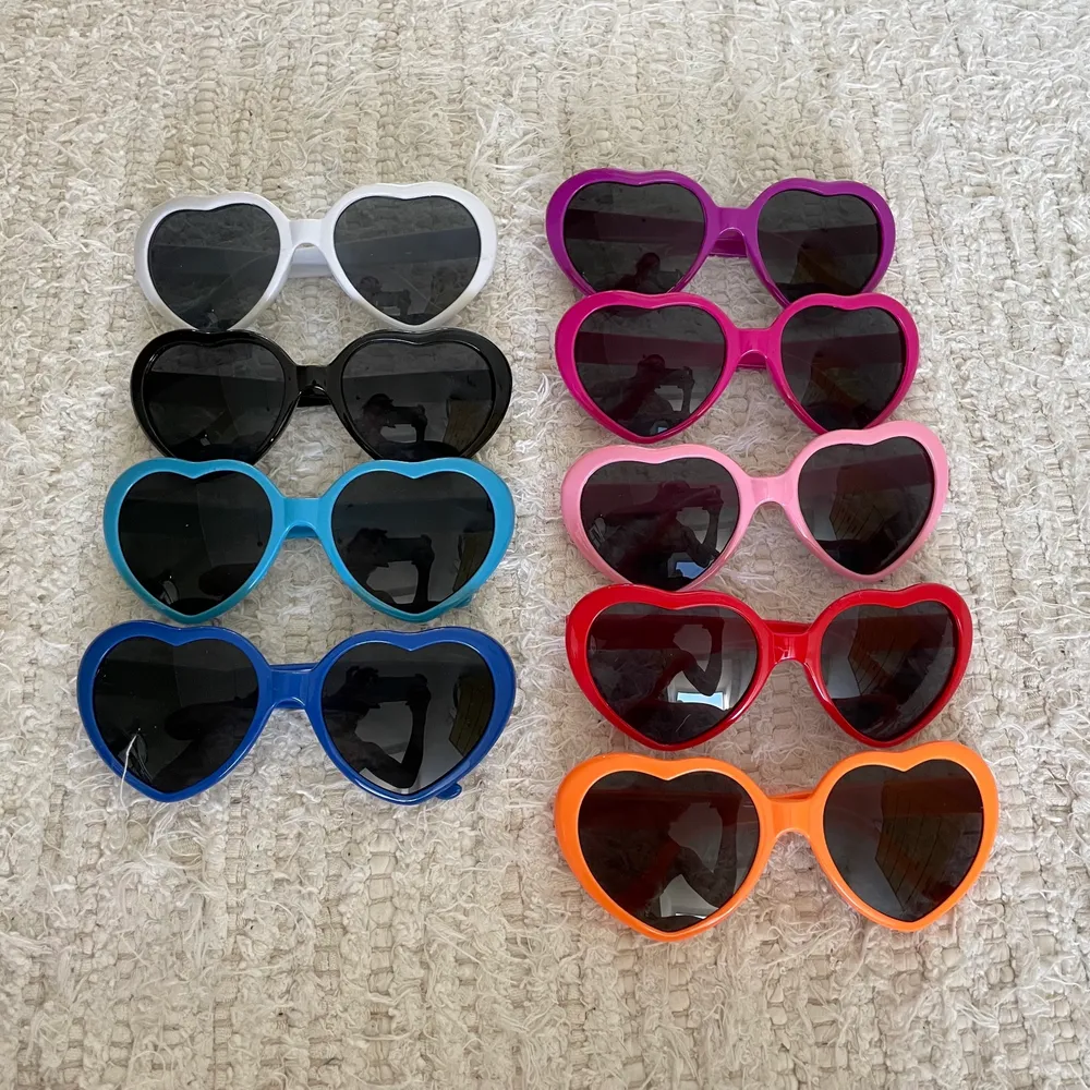 Helt underbart fina solbrillor, perfekta nu mot våren!! Finns i alla möjliga färger 💛🧡💚💗💙💜(ljusrosa slut). Accessoarer.