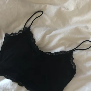 Linne - Svart kort linne med spets strl xs. 1 år gammal, använd ett fåtal gånger, sälj pågrund av att jag inte använder💕Den är i bra skick. Frakten ingår💗