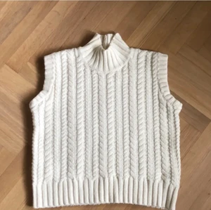 Stickad väst från Arket - Stickad väst från Arket i storlek M. Jättefint skick, mycket sparsamt använd. 