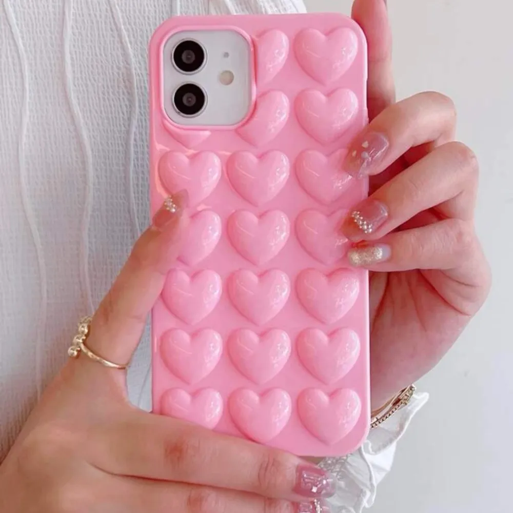 Jättegulligt rosa mobilskal med hjärtan på, aldrig använt!💗. Accessoarer.