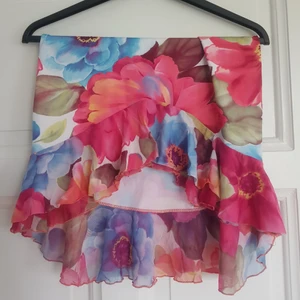 Blommig kjol Humana - Tropisk kjol från humana. Kan has låg och hög midjat🌟Köptes förra sommaren, aldrig använd av mig. Fint skick, ett litet håll på baksidan som jag tagit genomskinligt nagellack på så det inte skulle gå upp mer, kjolen är i ett syntet material. Tajt runt rumpan på mig som har 38 40 i byxor, slutar över knäna. Står ingen strl men skulle uppskatta till en S, i strechigt material. Frakt ingår ej
