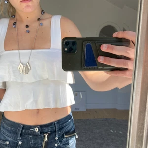 Topp från zara  - Säljer denna supersöta toppen från Zara då den tyvärr inte kommer till användning längre. Funkar superbra att ha som en bandeau topp också, bara att dra ner banden💕 storlek S