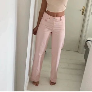 Zara jeans💓💓💓 - Helt nya och slutsålda rosa zara jeans💓💓💓MIDRISE, LÅNGA, RAKA!!! (Normala i storleken) Köp direkt för 250 
