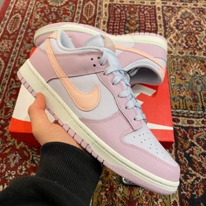 Nike Dunk Easter - Wts Nike dunk easter  Size Wmns 11,5 Så 44 mens Går för 2200kr på goat  Kom med bud. Start bud 1700kr