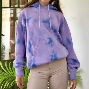 Lila weekday hoodie med blå tie-dye detaljer! Aldrig använd så den är precis som nyköpt. Frakten ingår inte i priset.💜