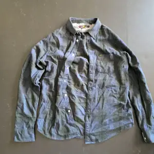 Lee flanellskjorta köpt för ett tag sen. Knappt använd och i prima skick 👌. Mörkblå med lite mörkgrönt här och där. Den är M Tall i storlek. Ordinarie pris var ca 800 kr! 