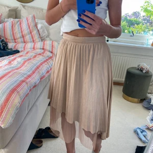 Kjol - Beige/ljusrosa kjol från zara. Det plicerade tyget högst upp är mocka kvalite. Storlek S😇