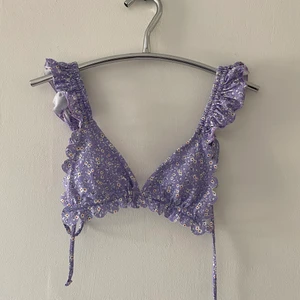 Lila blommig bikini  - Lila blommig bikini från Shein, var för liten för mig så den är bara testad. Passar XS/ S.  Köparen står för frakten. 