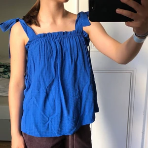 Linne  - Sååå fint linne från H&M! Storlek xs, passar S och kanske M då den är väldigt stretchig💙 jättebra skick 