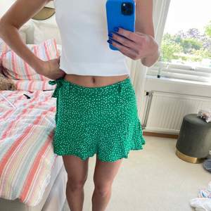 Grön prickig kjol med inbyggda shorts från Zara. Storlek M. Har själv storlek S så skulle absolut säga att dom är en S i storleken😇