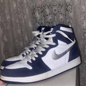 JORDAN 1 HIGH MIDNIGHT NAVY 44.5 US 10.5 - Jordan 1 High Midnight navy Cond 8.5/10 kvitto finns allt og också.       HELT ÄKTA!!!