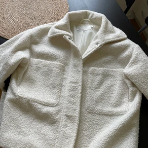 Teddyjacka NLY trend  - Använd endast ett fåtal gånger. Storlek 34 köpt från Nelly. Färg vit. Köparen står för frakten! 