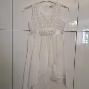 Klänning - Jätte fin vit klänning för barn st 10 år. Märke Mo me fashion. Pris går att diskutera. 