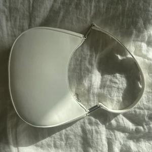 baguette bag - vit baguette bag från pull&bear som jag ångrar att jag köpte och ja har endast använt den en gång. superfin och den passar till typ allt men bara inte min stil 🤍