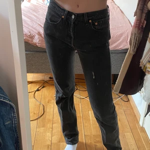 Svarta Levis jeans strl S - Svarta mid/low waist jeans från Levis