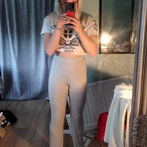 Ribbade mjukisbyxor  - Ett par superfina och supersköna ribbed trousers, som är raka längs benen, stl xs, färg ljusgrå och sista bilen är hur dom ser ut på hemsidan, högmidjade 