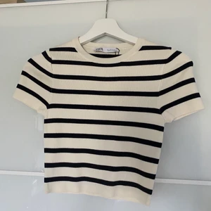 Randig zara t-shirt - Helt ny tröja från zara som tyvärr ej kommit till användning💞 Slutsåld på hemsidan! Den är ”croppad” och mycket stretchig i materialet. Budgivning om flera är intresserade!  