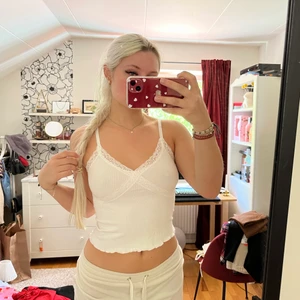 Vitt spetslinne - Vitt linne med spets från Urban Outfitters i storlek m, men stretchigt. Aldrig använt                                            Frakten ingår i priset :)