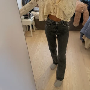 Gråa jeans från zara - Så snygga gråa jeans med slitningar där uppe från zara! Super sköna och sitter super bra! Bra skick. Jag är 171cm 