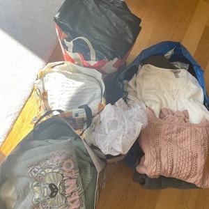 Blandade kassar högst bud vinner - 5 härliga kassar utrensade från min garderob Kläder i storlek Xs-S-M Ledande bud just nu 500kr Innehåll märken: Kenzo, zara, Gant, shein, veromoda, nelly, HM, Gina tricot, Massimo Dutti och mycket mera  Varor: stickat, kjolar, finkläder, bikinis, byxor ,Toppar, Blusar mm Riktigt kap : 50+ varor Några Kläder med prislapp:) Alla märkesvaror i påsarna är 100% autentiska från butik.  •Köpare köper allt i kassarna • En köpare •Exempelbilder finns   Dm för mer info