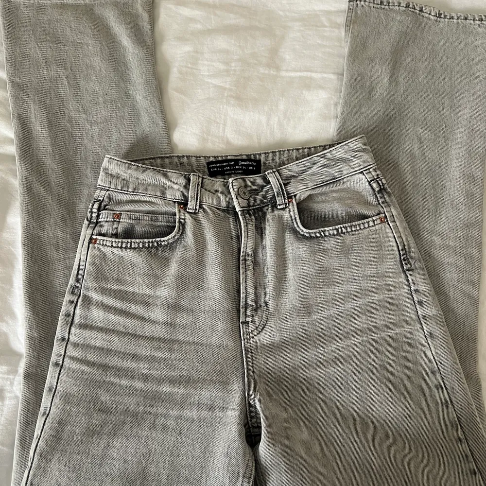 Väldigt snygga jeans! Säljer då de är för långa för mig som är 165! De sitter fint på låren och går ut lite längre ner då även det finns en liten slits ( bild nummer 2 ) De är använda en gång!. Jeans & Byxor.