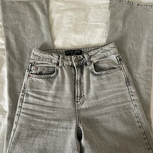Grå jeans  - Väldigt snygga jeans! Säljer då de är för långa för mig som är 165! De sitter fint på låren och går ut lite längre ner då även det finns en liten slits ( bild nummer 2 ) De är använda en gång!