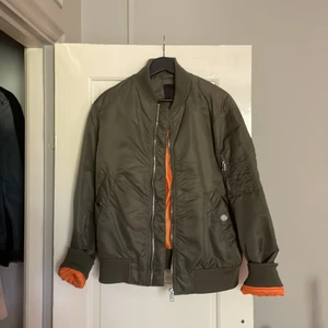 Jacka - Väl bevarande jacka i bomber modell