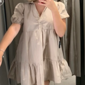 Zara klänning  - Säljer denna Zara klänning då den inte har kommit till användning, bara använda fåtal gånger. Passar både S och M då den är i ett luftigt material :)