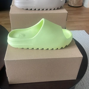 Yeezy slides - Nya i storlek us 10 (44,5)
