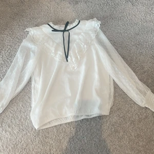 🤩vit blus🤩 - 🌟säljer denna fina vita blusen med en svart rosett i jätte fint skick aldrig andvänd endast provad🤩