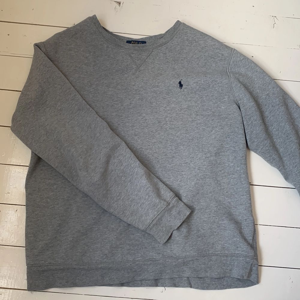 Sweatshirt från Ralph Lauren, den är ganska stor instorleken!. Tröjor & Koftor.