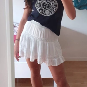 Vit kjol - Vit kjol köpt i somras. Fint skick med inga synliga defekter. Perfekt till sommaren☀️☀️🤭 från pull and bear   Köparen står för frakt på 51kr
