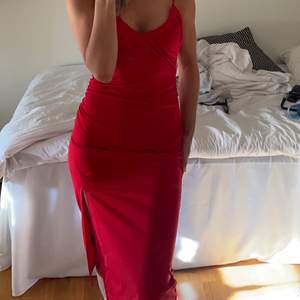 Säljer min röda klänning från hm använd en gång storlek M köparen står för frakt 