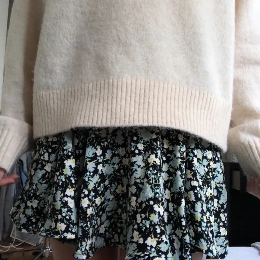 Verkligen skitsöt kjol från zara perfekt nu till sommaren💕Aldrig använt och i perfekt skick!! Bud uppe i 150kr!!. Kjolar.