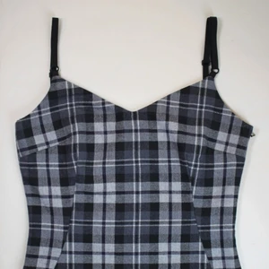 Vintage D&G bustier/linne 90's - Vintage bustier i ull med justerbara band och dragkedja i sidan. Galet smickrande modell. IT42 passar en 38-40. Fint skick utan något att anmärka på. Andra bilden är lånad!
