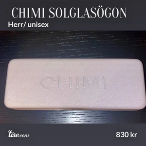 Chimi solglasögon  - Äkta chimi solglasögon, aldrig använda💓original pris 1200kr men säljer för 830 + frakten betalar du. På sidan står de herr solglasögon men skulle säga att det passar båda.  Färg 01 grey #herrunisex 