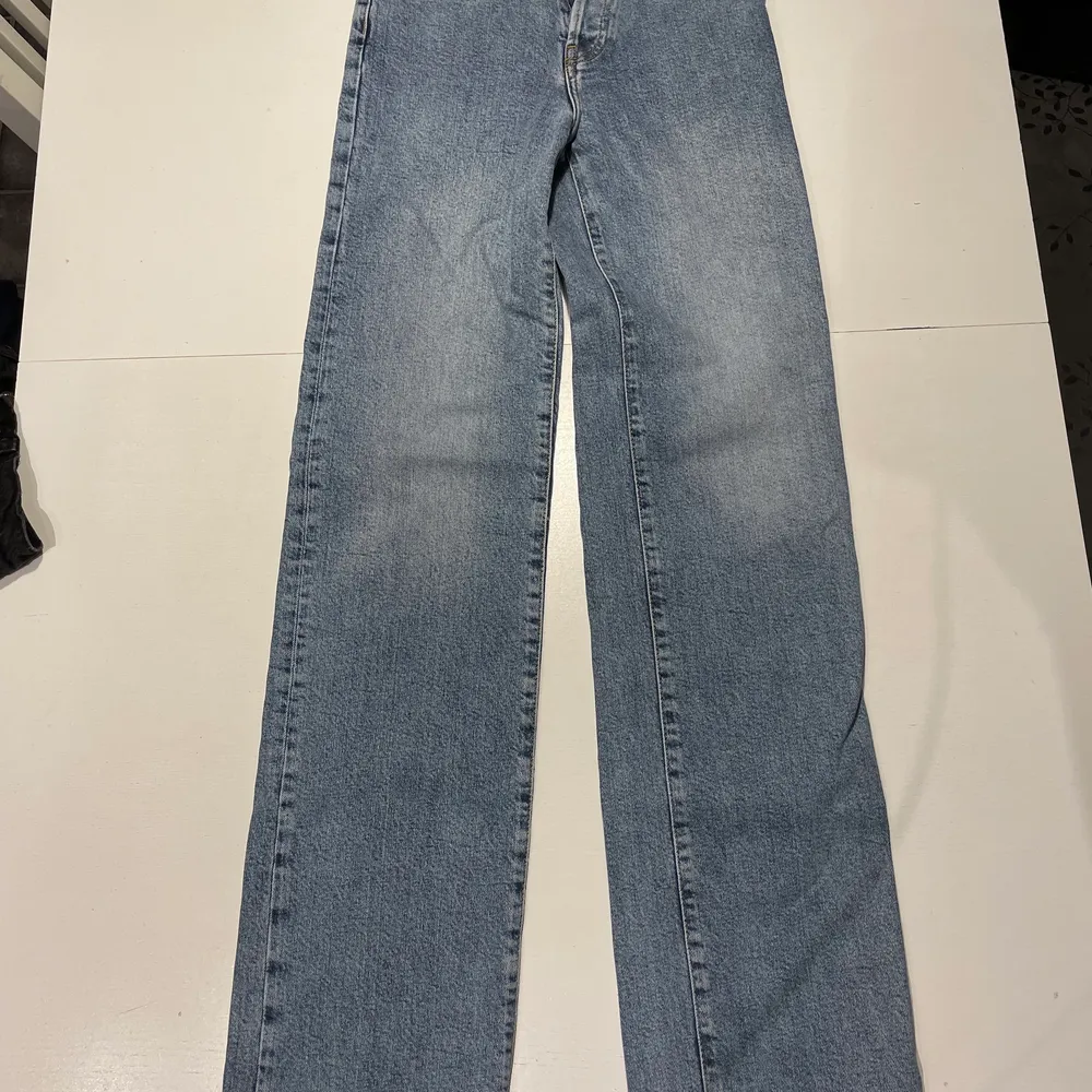 Blåa jeans från bikbok. Storlek 25. Jeans & Byxor.