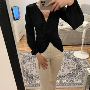 Topp/blus - Skit snygg svart blus från Nelly aldrig använd! Den har en liten Knut i mitten. Stolen xs 
