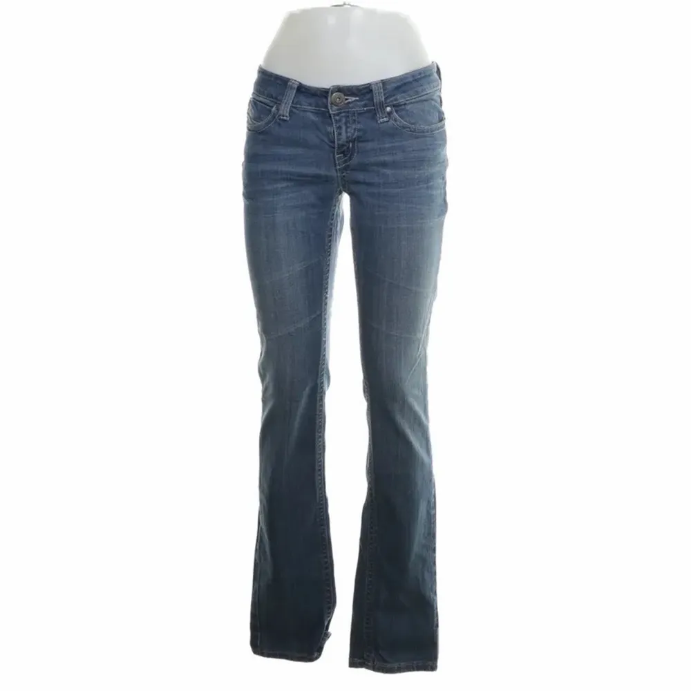 lågmidjade jeans köpta från sellpy för 260, säljer för 200kr. bara provade, aldrig använda 💘 midjemått är 75 cm! . Jeans & Byxor.