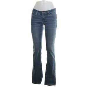 lågmidjade jeans köpta från sellpy för 260, säljer för 200kr. bara provade, aldrig använda 💘 midjemått är 75 cm! 