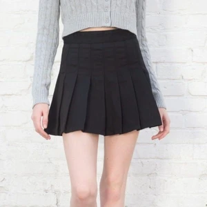 Brandy meville dana kjol - Svart vecklas kjol från brandy Melville. Den har inbyda shorts.