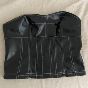 Svart topp  - Helt oanvänd svart skinn topp, frakt tillkommer 