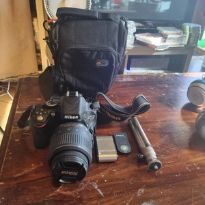 Nikon kamera. - Nikon kamera, komplett med tillbehör.  Ett nytt objektiv.    Vid intresse, ring. 0700488905