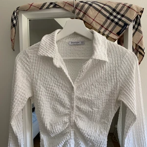 Mjuk skjorta - Vit skjorta i stretchigt material. S men skulle säga att den passar mer som XS. 