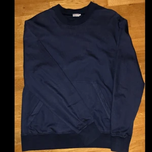 Fillipa K Sweatshirt  - Säljer min Fillipa K tröja som aldrig kom till användning, det är inget inget fel på den, max använd 5 gånger. Original pris 1900kr men säljer den för 400kr. Den är storlek S i herr men passar även M. 