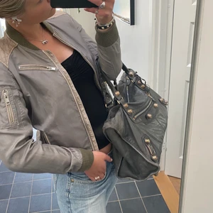 Bomberjacka  - Marie Serneholt X JOFAMA bomberjacka i den snyggaste gröna färgen 🖤 nypris ligger på 1795kr, säljs på tradera och Sellpy runt 500kr. Mitt pris 385kr 