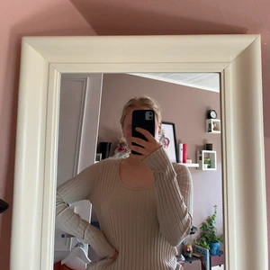Beige ribbad tröja   - Beige ribbad tröja från HM, inte använd. I storlek S. Säljs då jag inte fått användning för den 💗 frakt betalar köparen om möte inte funkar! 